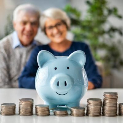 piggy-bank-with-piggy-bank-couple-smiling (1)